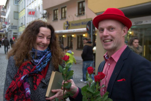 ... auch OB Seidel erhielt freudig eine Rose ...