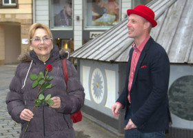 ... über 100 Frauen erhielten eine Rose ...